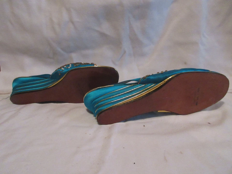 De colección. Zapatillas de dormitorio con cuña trasera satinada turquesa con cuentas, perlas y lentejuelas Foto 4 de 4