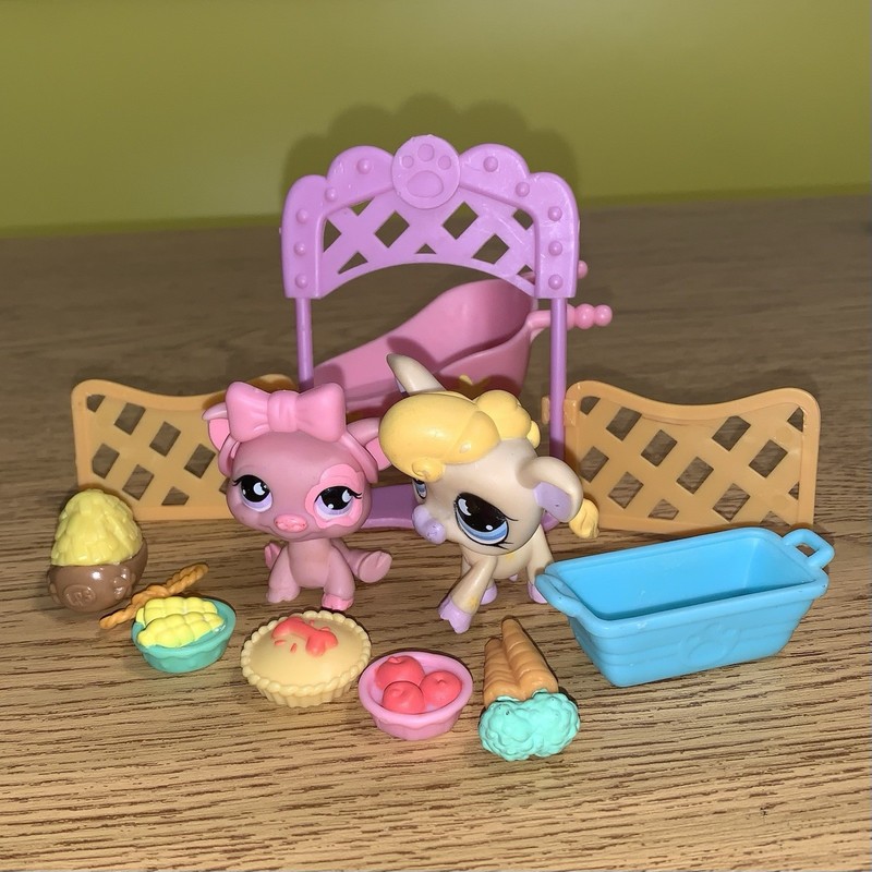 Littlest Pet Shop LPS Hungriest Farm Set, #926 Pig and #927 Cow