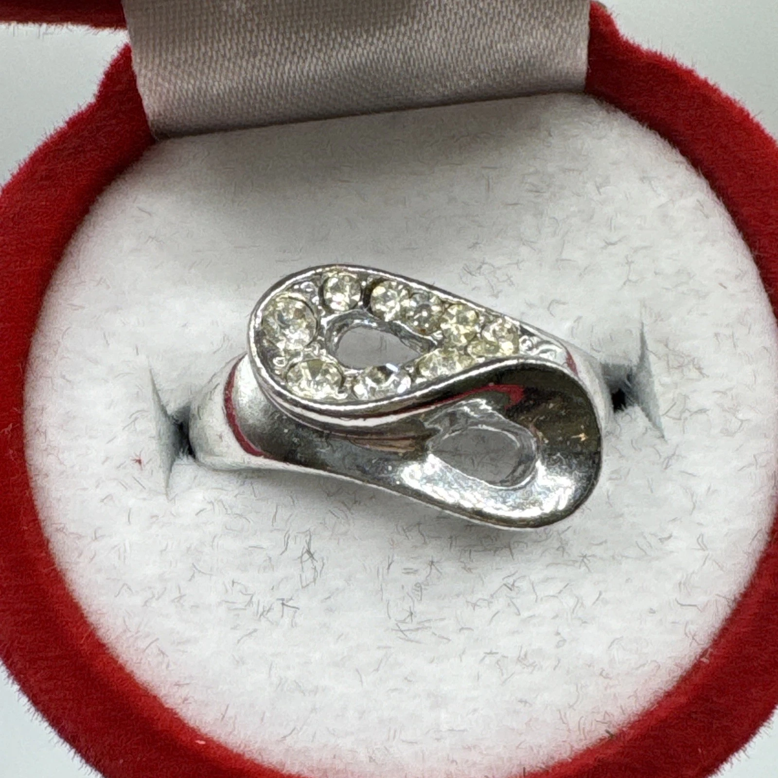 Bague vintage fantaisie infinie, argenté avec strass. Taille 50.