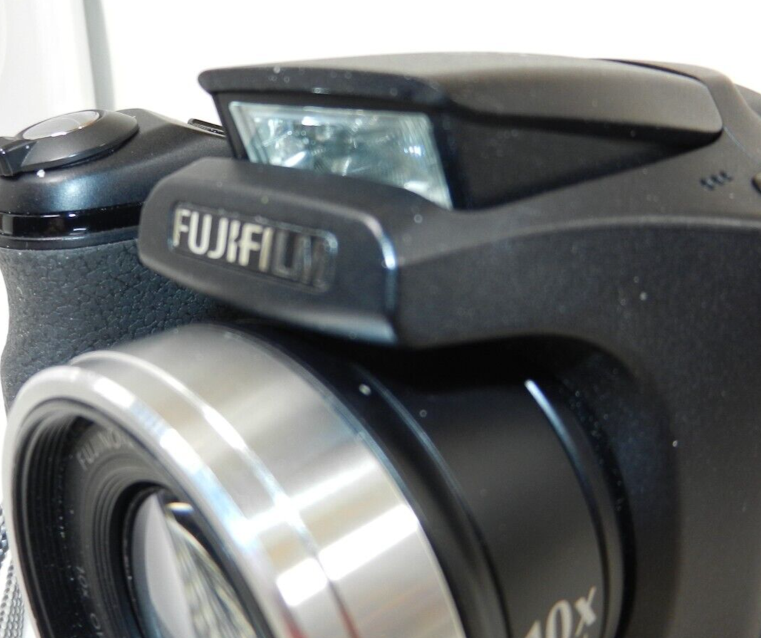 Fujifilm FinePix S700 7.1MP Digital Camera Black See description