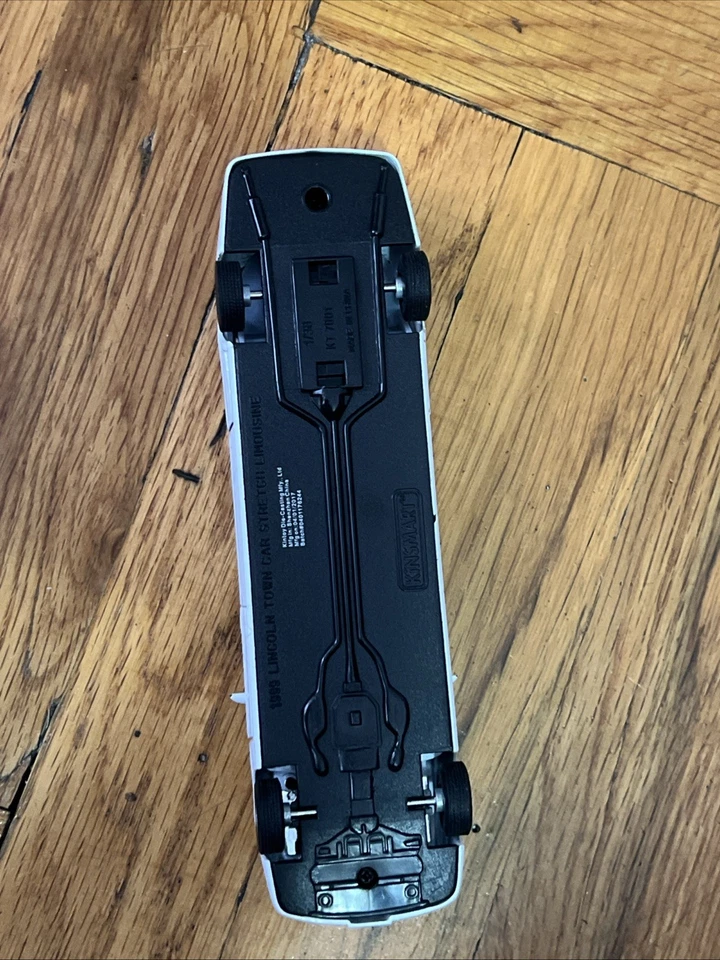 Lincoln Town Car 1999 limusina elástica limusina 1:38 modelo diecast blanco Kinsmart Foto 3 de 3