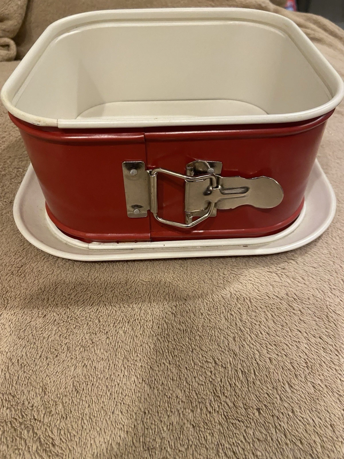 Patisse loaf springform pan with Detachable Base, 7.5”x7.5” Red, Metal Clasp
Opens in a new window o
