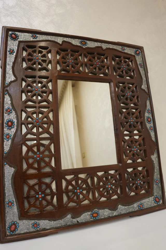 Antiguo marco de celosía de espejo de madera marroquí hecho a mano con incrustaciones de metal y gemas Foto 3 de 4