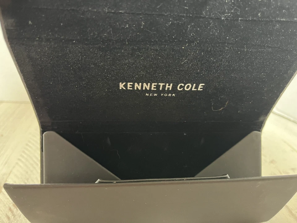 Estuche rígido para gafas Kenneth Cole negro cierre magnético Foto 4 de 4