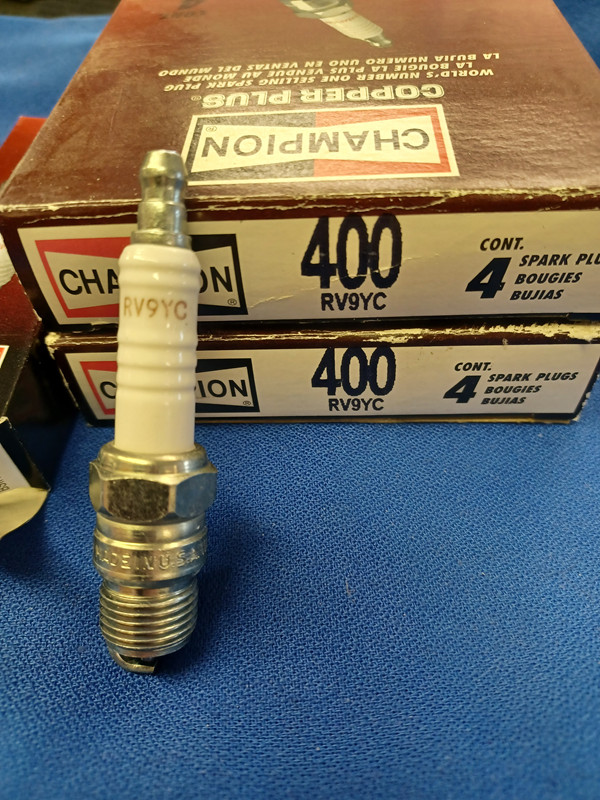 RV9YC NEW CHAMPION SPARK PLUGS STK # 400 LOT OF 8 MARINE DEALER SELLING