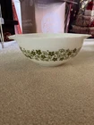 Pyrex #443 Mixing Bowl - Spring Blossom Crazy Daisy - 2.5 Quart White & Green