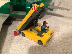 LEGO City Cargo Terminal 60022 99.9% COMPLETE all Minifigs & Instructions