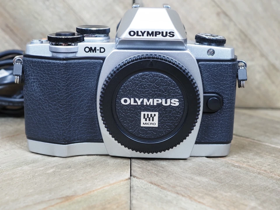 Olympus OM-D E-M10 16.1MP Digital MIRRORLESS CAMERA BODY 1,034 SHUTTER COUNT!!! - Image 2 of 4