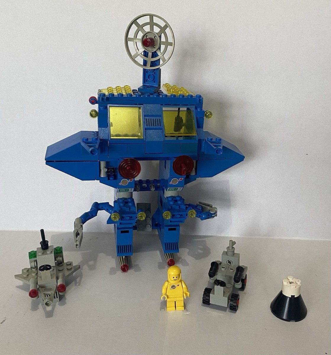 1984 Vintage LEGO Space Set 6951 Robot Command Center 1 Minifig