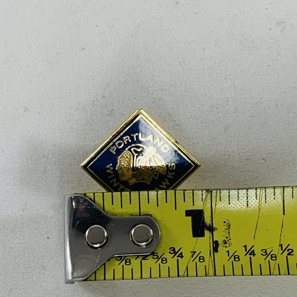 Prendedor de solapa de hockey Portland Winterhawks de colección con soporte para boleto de temporada 1995-1996 Foto 4 de 4