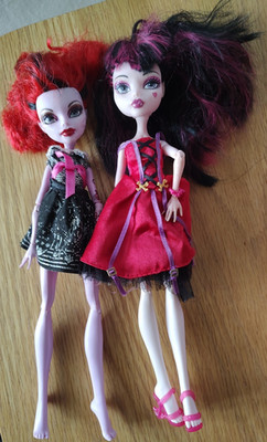 Mattel Monster High Modepuppen Lot, 2 Stück, rote und schwarze Haare, Outfits