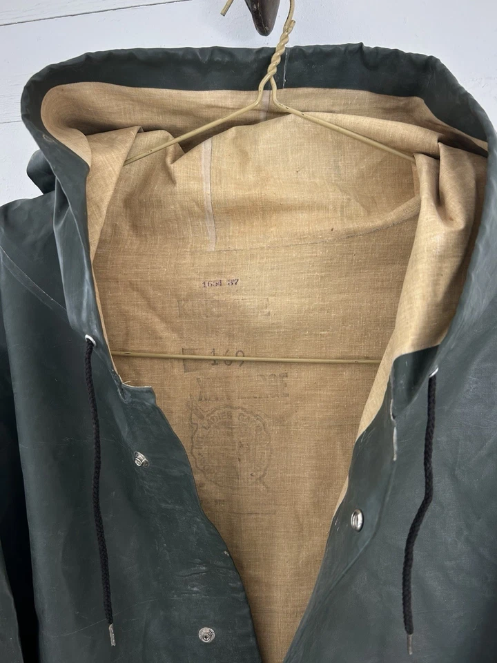 Poncho de lluvia militar vintage ANGUSTIADO XL GORPCORE  Foto 2 de 4