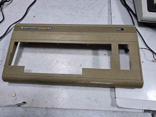 Commodore C64 FAIR-DARK-Exact Top Cover ONLY-BROKEN Screw Post & Lock Clip-PARTS - Afbeelding 17 van 24