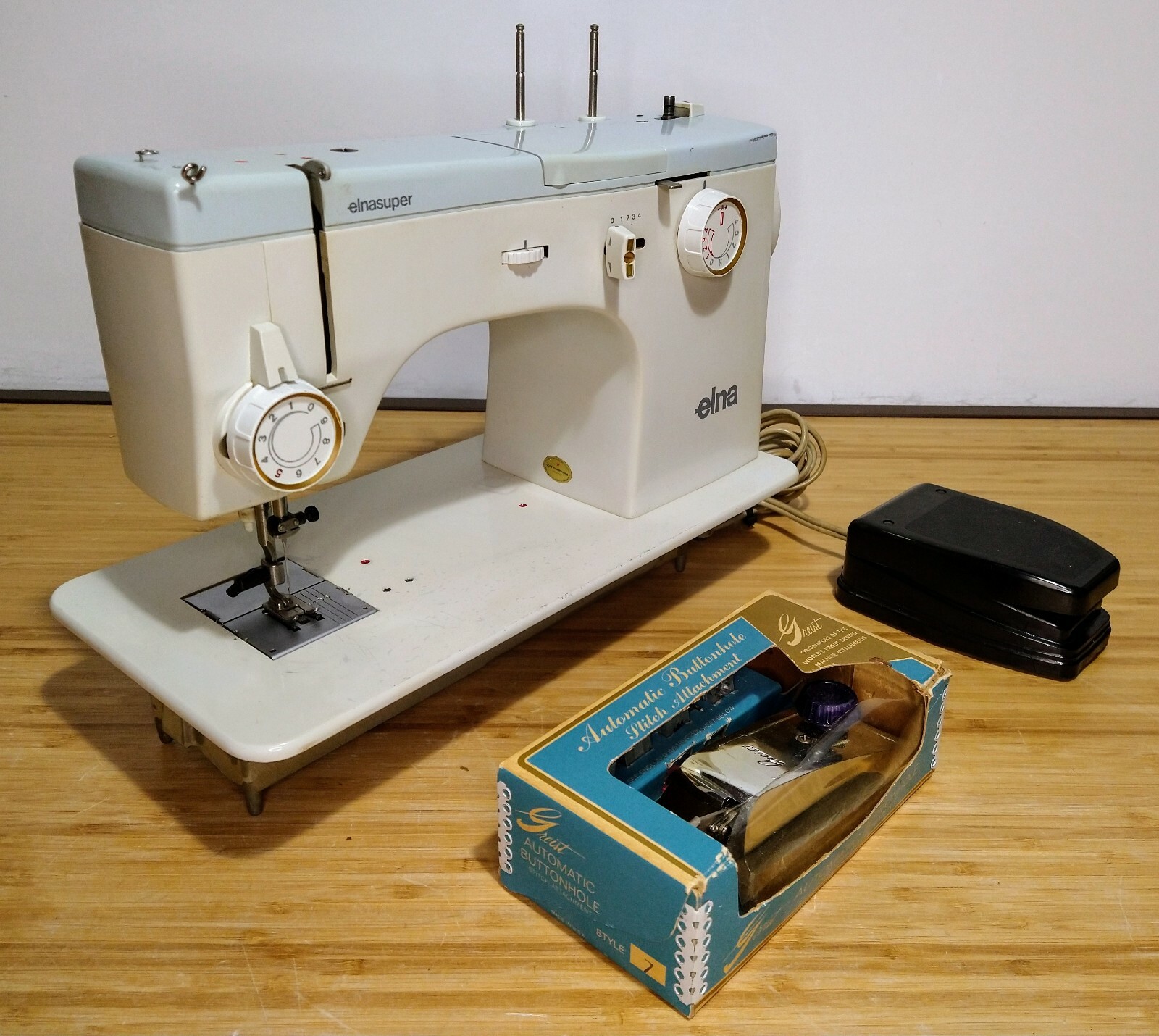 Elna SU 64C Vintage Elnasuper Sewing Machine W Pedal Buttonholer Tested