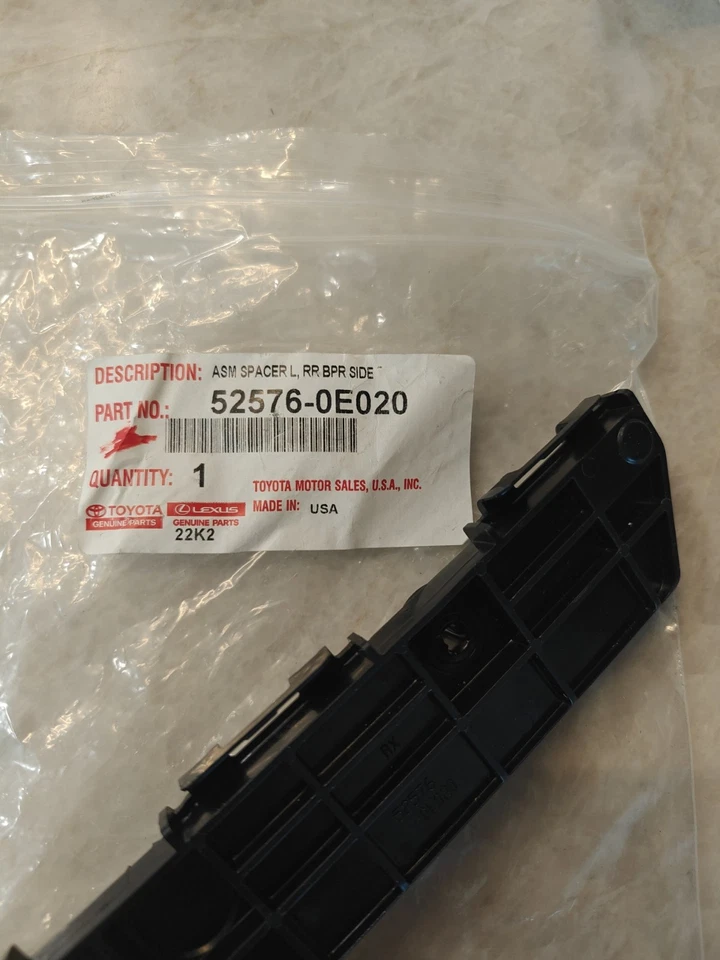 Retenedor de parachoques trasero genuino OEM Toyota Lexus 52576-0E020 2010-2015 Rx350 Rx450h Foto 2 de 4