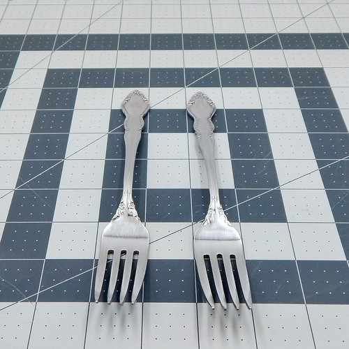 Oneida DOVER Dinner Table Forks Heirloom Stainless 18/10 Flatware Glossy Set/2 - Picture 7 of 9