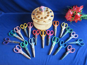 KRAFT EDGERS SET 19 SCRAPBOOKING CRAFT SCISSORS ROTATING SWIVEL WOODEN CAROUSEL