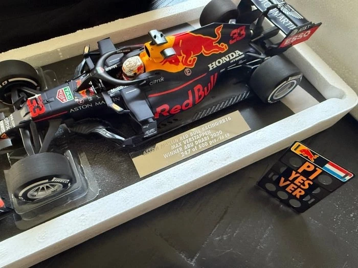 Minichamps 1/18 Redbull Aston Martin Max Verstappen Win Abu Dhabi Serie 247/500 - Immagine 2 di 4