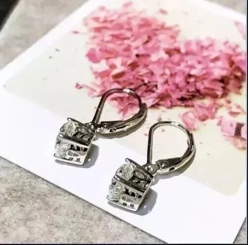 Pendientes colgantes y colgantes de diamantes enchapados en oro blanco de 14 quilates de corte redondo de 2 quilates creados en laboratorio Foto 3 de 4