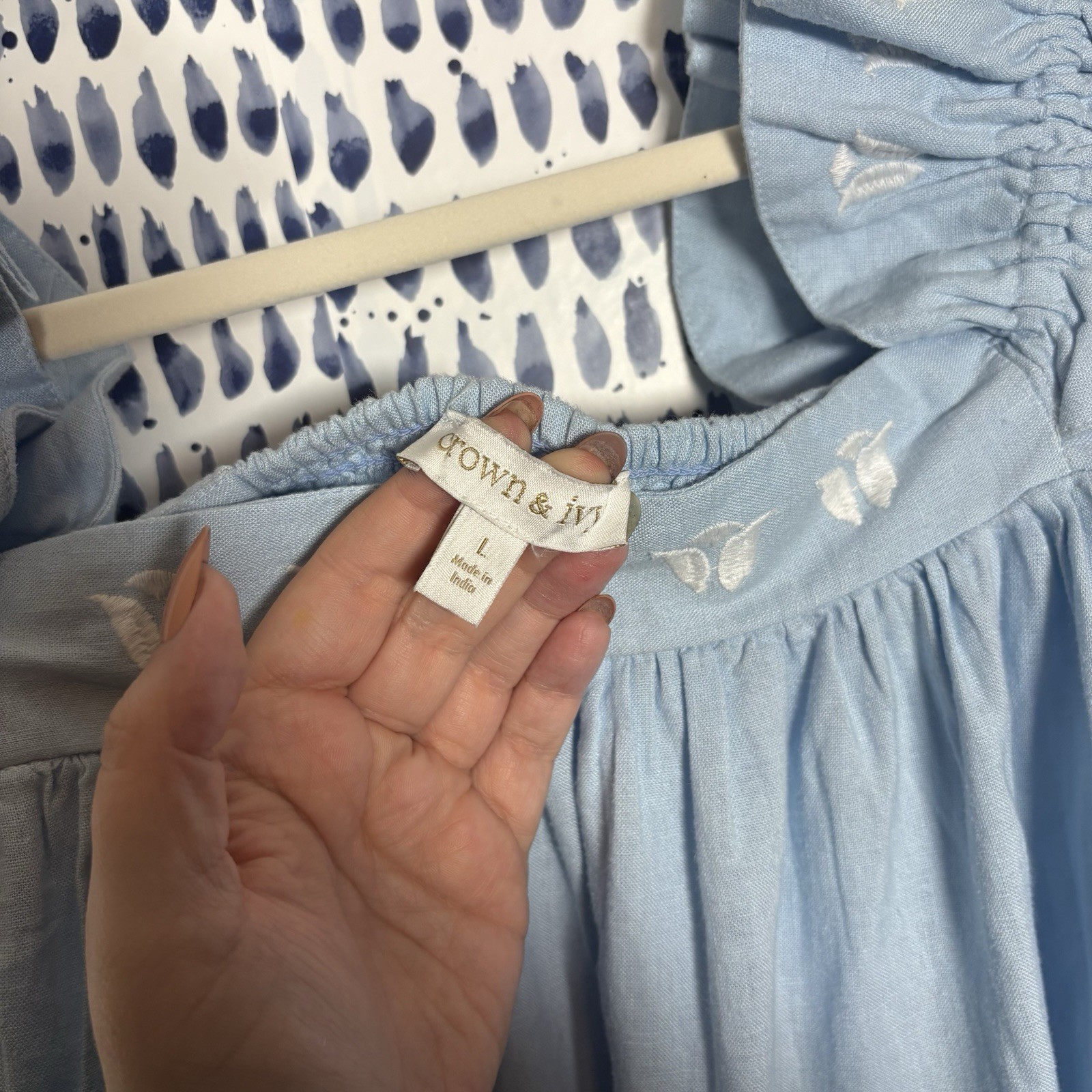 Crown & Ivy Short Flutter Sleeve Embroidered Linen Blend Top sz L lightweight