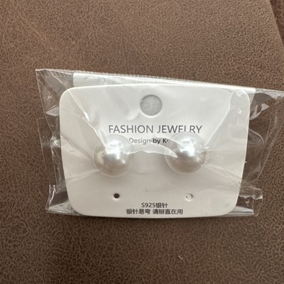 Weiße 12 mm runde Ohrstecker Kunststoff nickelfrei Schmetterlingsrücken