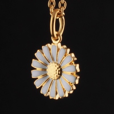 GEORG JENSEN Sterling Anhänger m. weißer Emaille. Vergoldetes Gänseblümchen. Anton Michelsen