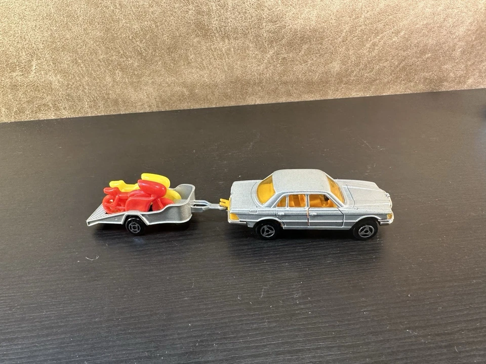 Mercedes 450 SE 1/60 diecast Majorette #249 de 1980 con remolque para motocicletas #21780 Foto 3 de 4