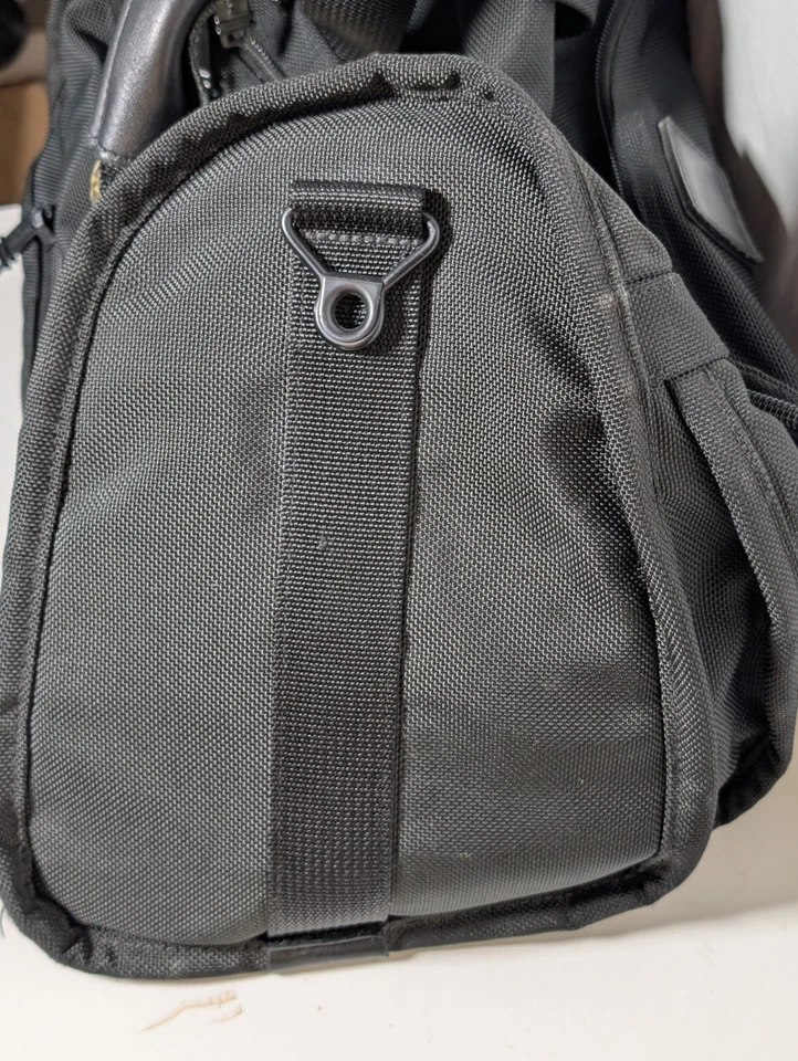 Auténtico bolso de mano pequeño Tumi Alpha 261D3 - Alpha Sport envío rápido Foto 3 de 4