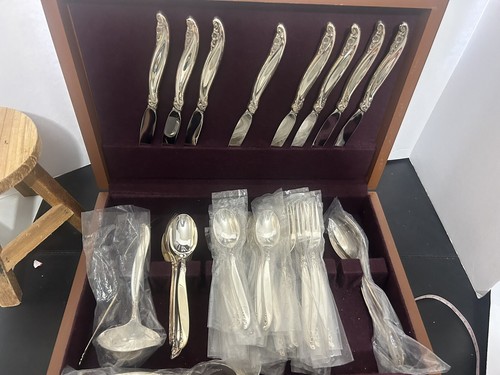 56 Piece Leilani 1847 Rogers Bros Silverware Set Wood Case - Picture 9 of 19