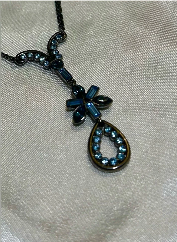 Collar Givenchy Lágrima Diamantes de Imitación Azul en Gunmetal Firmado Y2K Vibraciones Foto 2 de 4