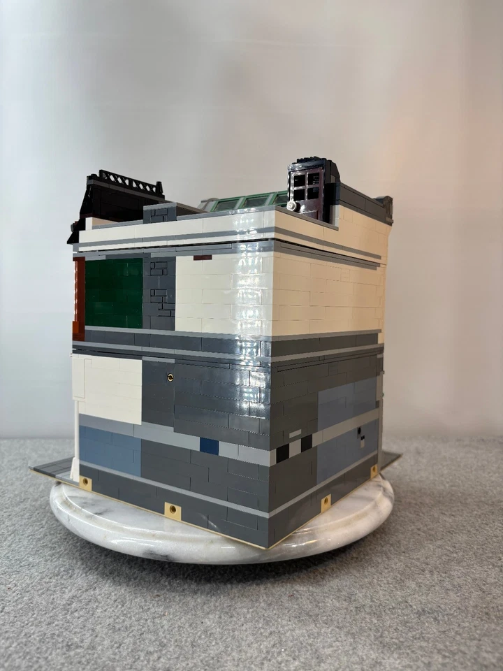 LEGO Brick Bank (10251) with MiniFigs and Manual, No Box - Image 4 of 4