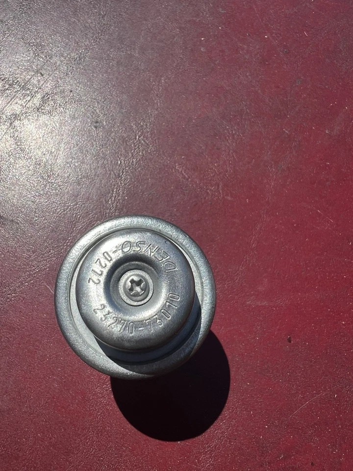 Toyota Lexus 3.0L 3.3L V6 Fuel Injection DENSO Pressure Regulator 23270-73010 - Image 2 of 2