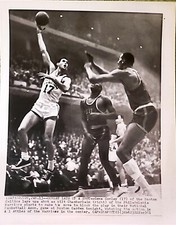 1961 NBA BASKETBALL PHOTO WILT CHAMBERLAIN SAN FRANCISCO WARRIORS GENE CONLEY 