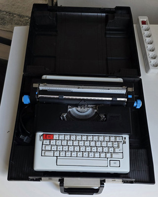 Olivetti Lettera 36C Schreibmaschine mit Koffer, deutschsprachige Tastatur