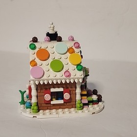 LEGO - Gingerbread House 40139 - 2015 Exclusive XMas Holiday Candy With Snowman