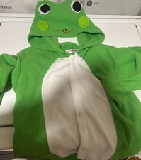 Kids Frog Costume. One piec, button up, with Frog faced hood. Fits size Youth 6.