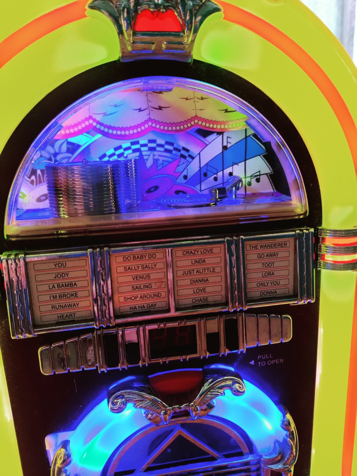 Steepletone Light Up Mini Jukebox Style CD Player with FM AM Radio And