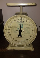 Vintage 1940's 'Hanson' Brand Nursery Baby Scale in Good Condition. Pale Yellow.