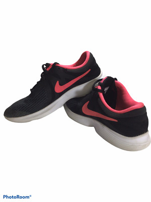 NIKE Revolution 4. Black. Size 6 YOUTH .Comfort lightweight ,casual lace up READ