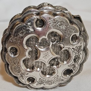 ANTIQUE ORNATE CHASED  CONTINENTAL SILVER SCALLOPED EDGE SNUFF BOX