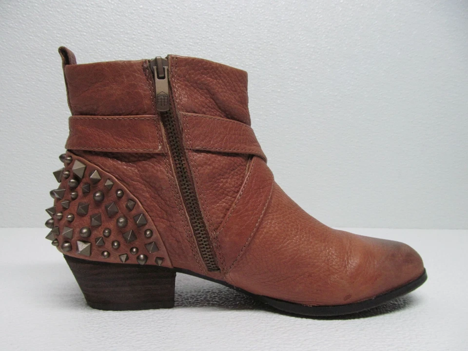 Botines Vince Camuto Marcin de cuero granulado con clavos tachonados para mujer talla 9,5B Foto 4 de 4