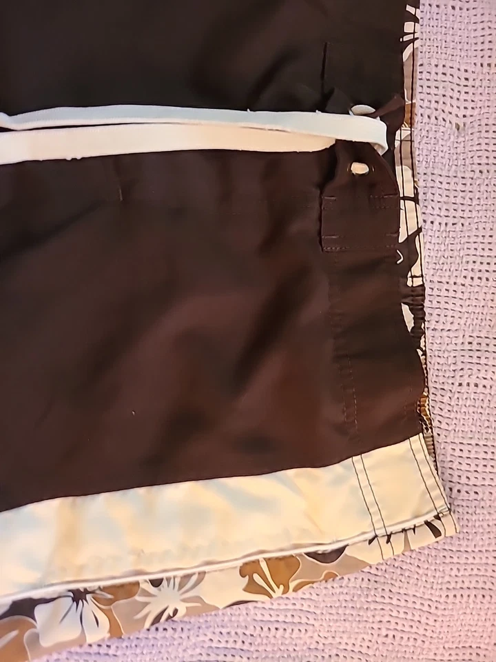 SHORTS TABULEIRO BREAKWATER MASCULINO MARROM MÉDIO PADRÃO FLORAL HAVAIANO com CORDÃO - Imagem 2 de 4