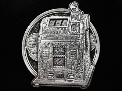 PG03156 *NOS* VINTAGE 1975 *1932 ROCKOLA SUPER TRIPLE SLOT MACHINE* BELT BUCKLE