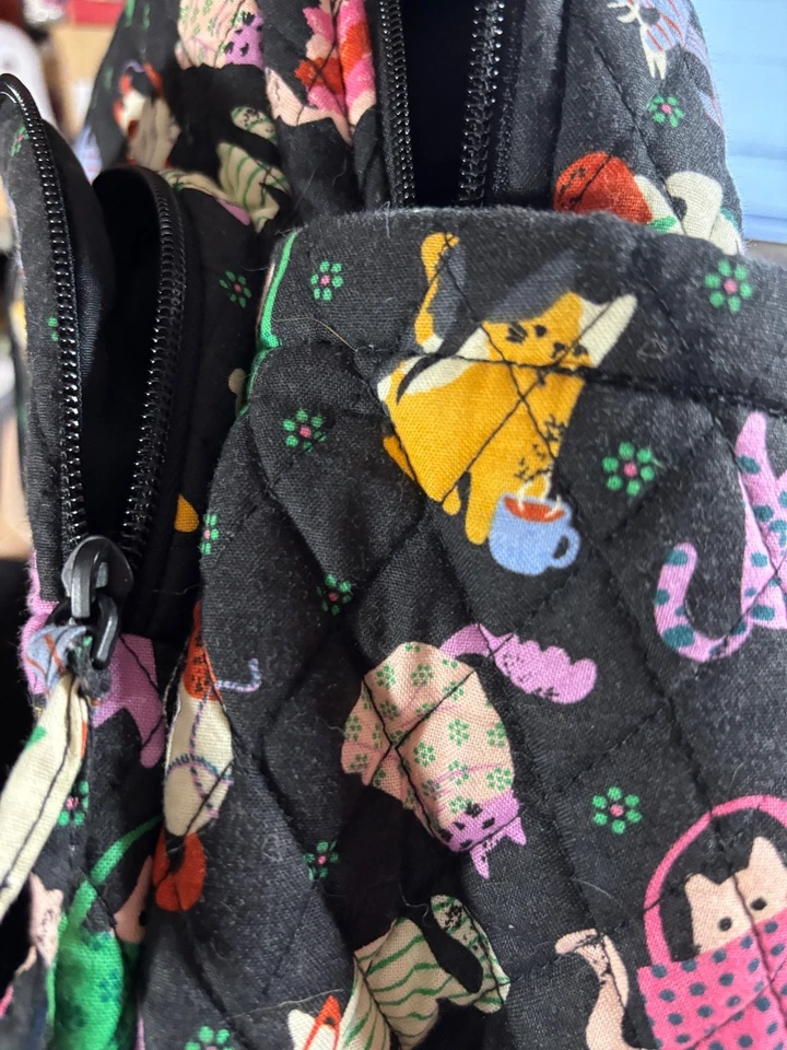 Vera Bradley - Mochila Compacta Esencial Patrón Maullido Gato 12 Pulgadas - Negra Foto 4 de 4