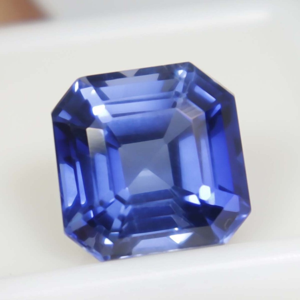 Saphir Brun Naturel 13.75 Carats - Taille Cube, Certifié GIE - Pierre Fine Lâche