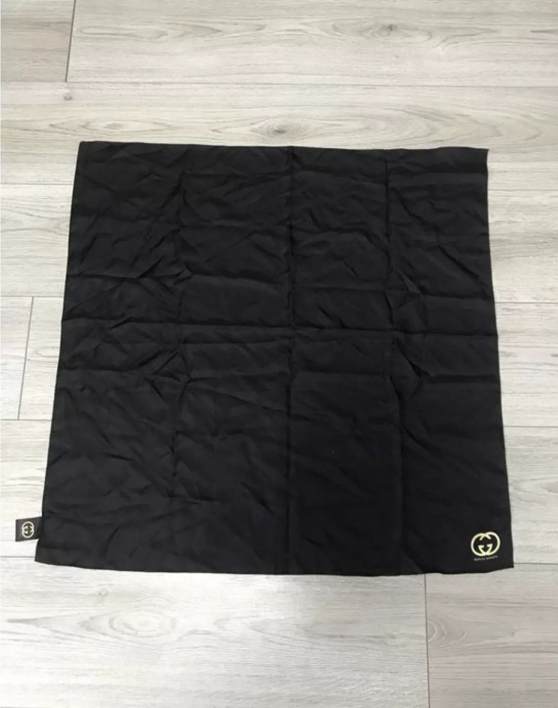 Foulard carré femme Gucci Guilty Consultant Mandalay noir soie promo GWP