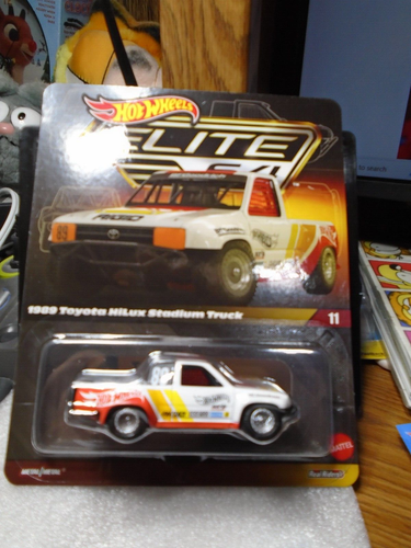 Camion stadio Toyota Hilux 2024 Hot Wheels Elite 64, 1989, spedizione