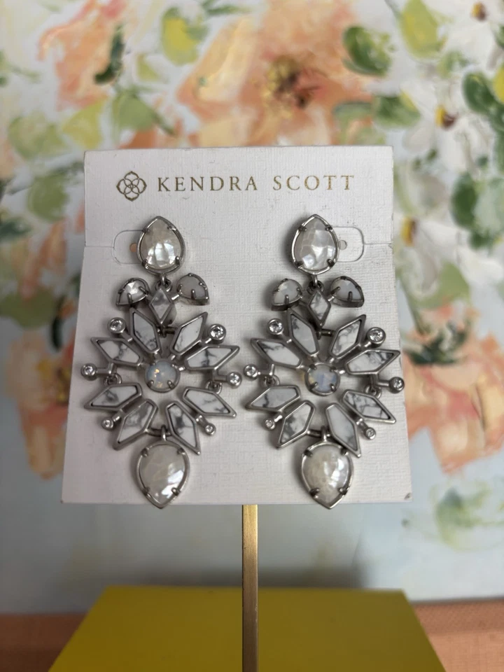 Pendientes Kendra Scott Aurilla Tono Oro Blanco Marfil Foto 4 de 4