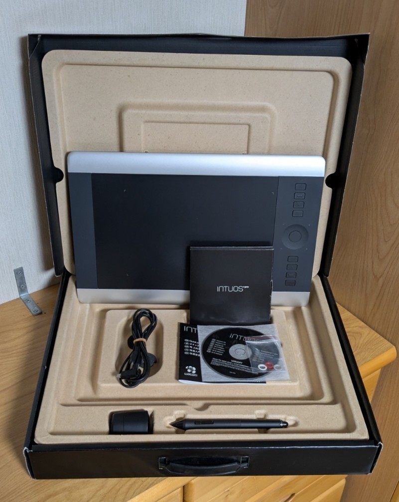 Wacom PTH-651 Intuos Pro Medium Creative Pen & Touch Tablet Exc | eBay