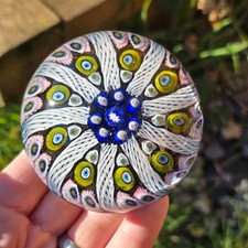 ein feiner schottischer Millefiori Glas Briefbeschwerer Paul Ysart ? Monart Strathearn.